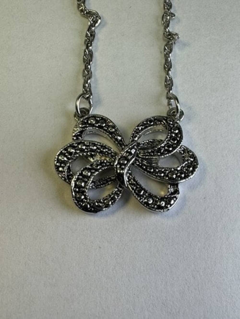 Vintage AVON Chain Necklace Bow Pendent Silver Tone 18” Jewelry